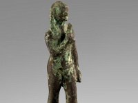 Aeg B 60  Aeg B 60, Spätzeit, Kindgott, Bronze, H 7,5 cm, B 2,3 cm, T 3,2 cm : Bestandskatalog Ägypten, Museumsfoto: Claus Cordes